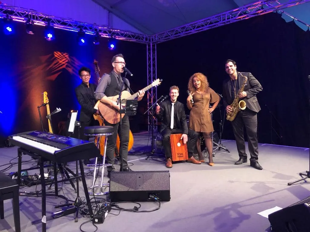 Jazz-Galerie: Have You Met Miss Jones mit atmosphärischer Hintergrundmusik.